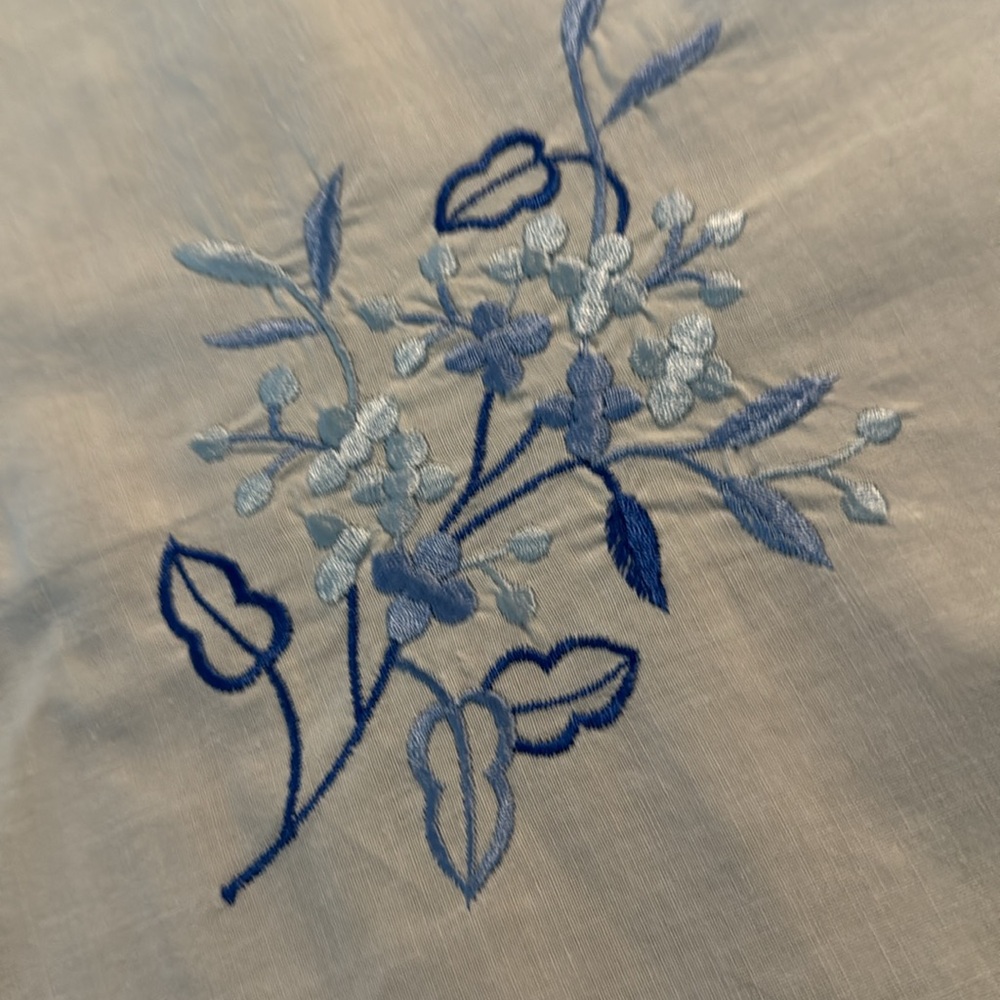 Elegant White and Blue Embroidered Tablecloth - Picture 3 of 4